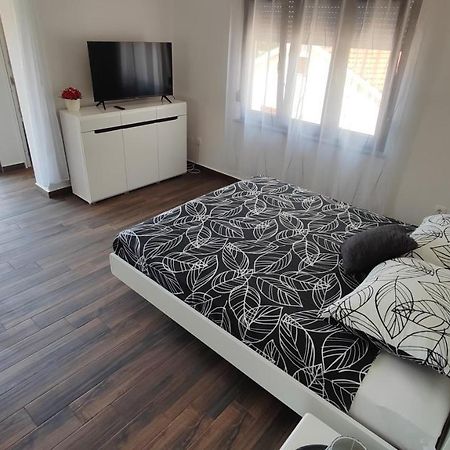 Viktor Rooms And Apartments 로비니 외부 사진