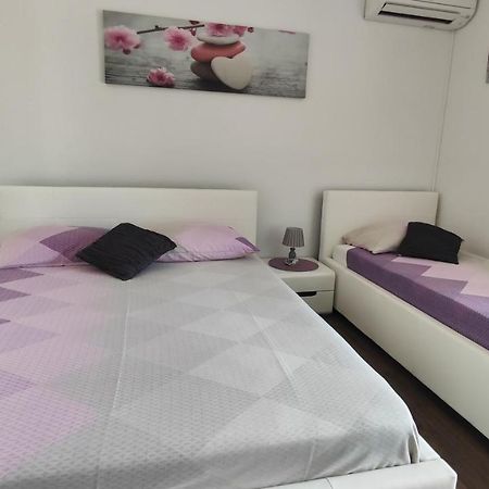 Viktor Rooms And Apartments 로비니 외부 사진