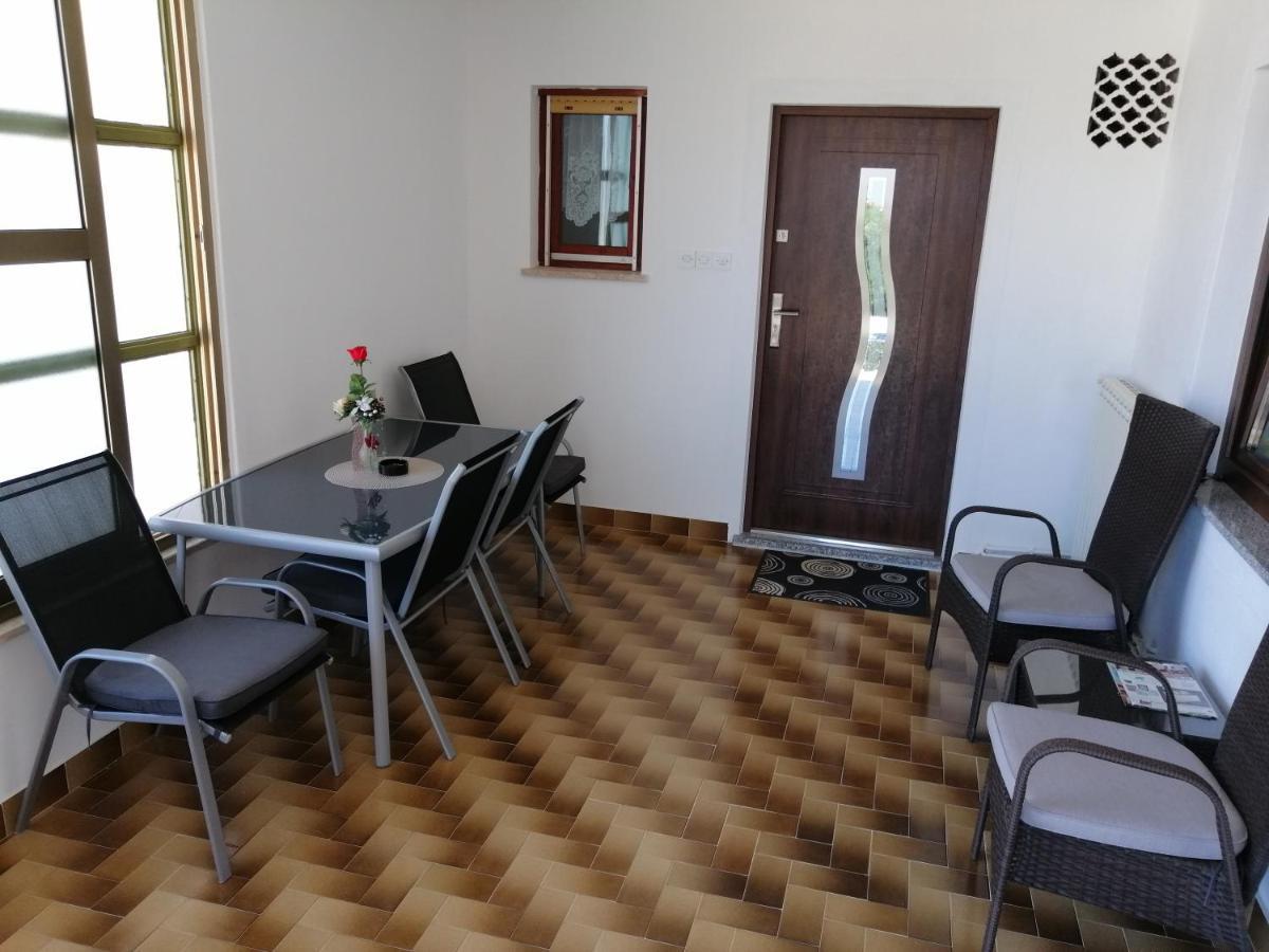 Viktor Rooms And Apartments 로비니 외부 사진