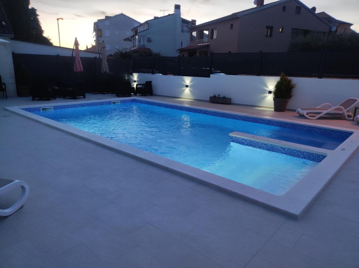 Viktor Rooms And Apartments 로비니 외부 사진