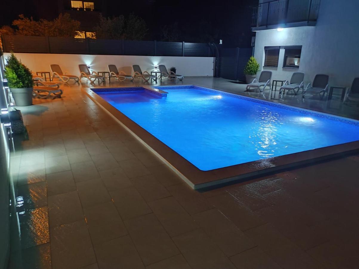 Viktor Rooms And Apartments 로비니 외부 사진