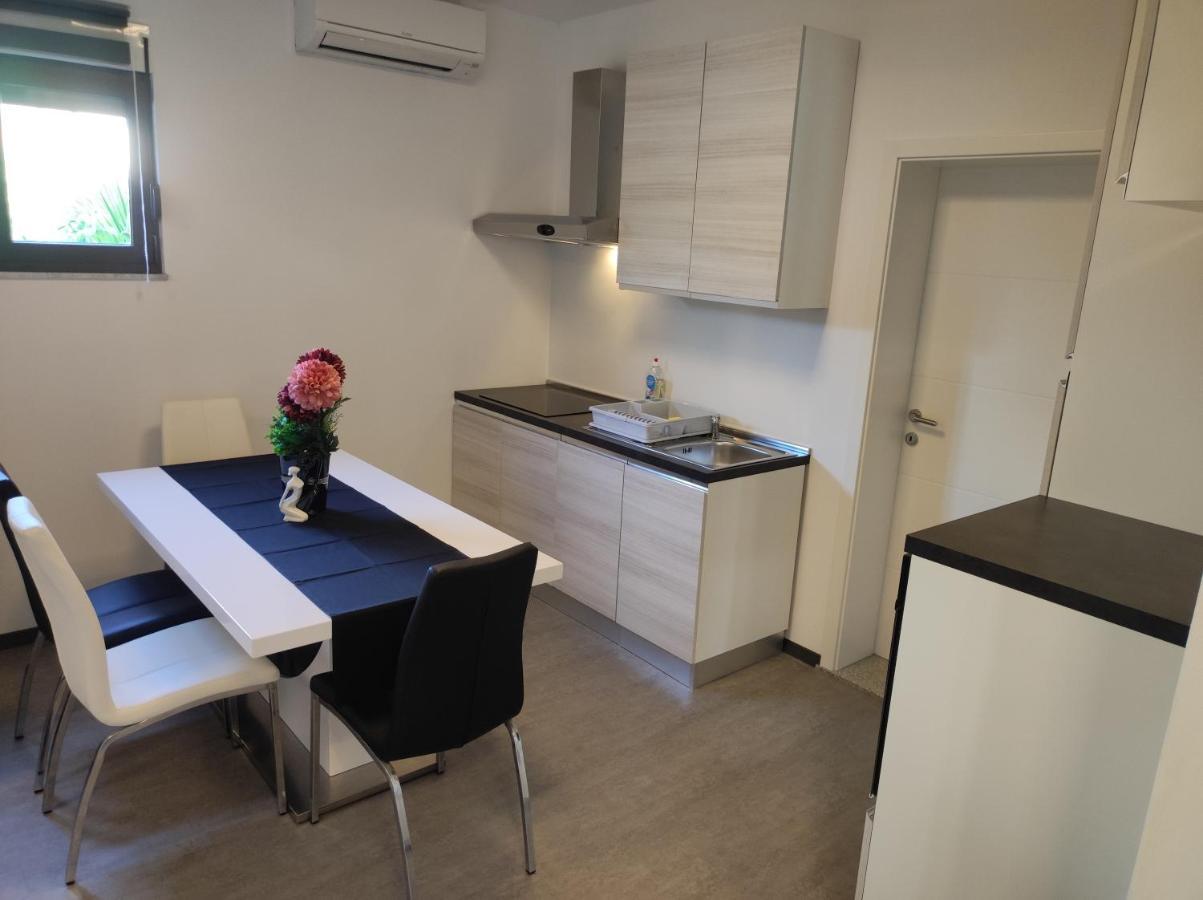 Viktor Rooms And Apartments 로비니 외부 사진