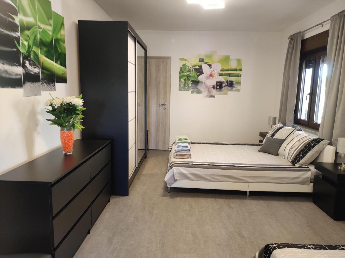 Viktor Rooms And Apartments 로비니 외부 사진