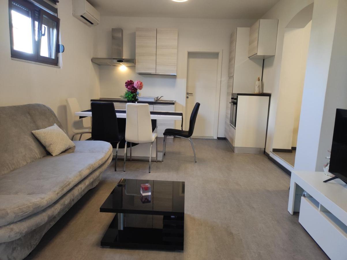 Viktor Rooms And Apartments 로비니 외부 사진
