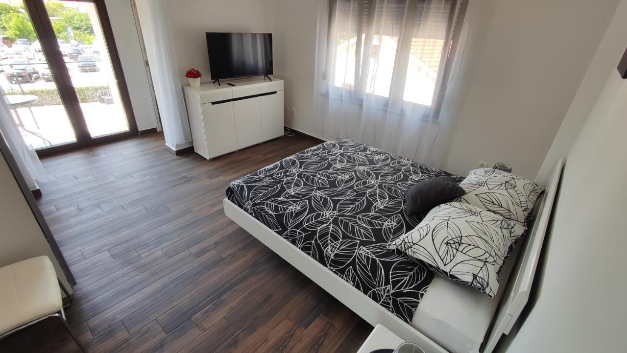 Viktor Rooms And Apartments 로비니 외부 사진