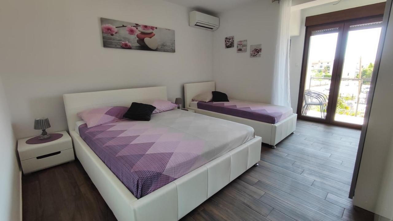 Viktor Rooms And Apartments 로비니 외부 사진