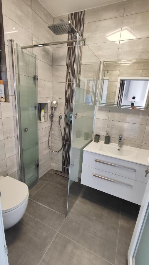 Viktor Rooms And Apartments 로비니 외부 사진