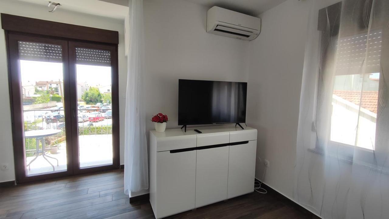 Viktor Rooms And Apartments 로비니 외부 사진