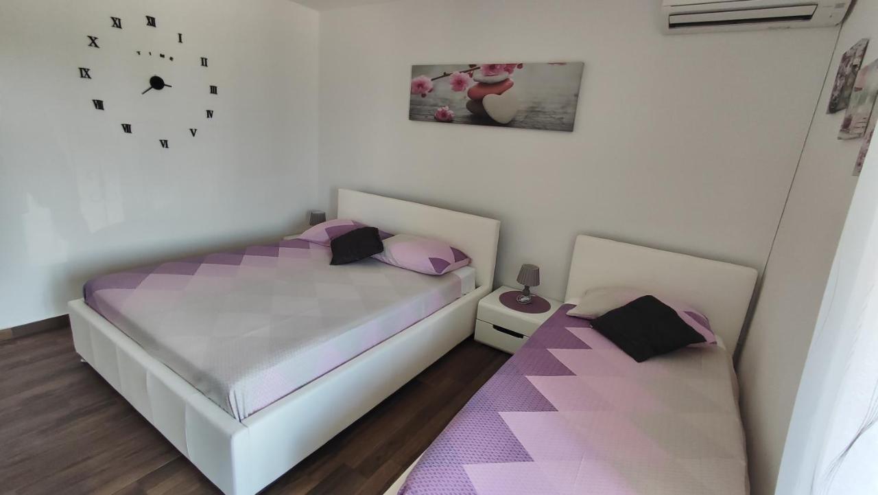 Viktor Rooms And Apartments 로비니 외부 사진