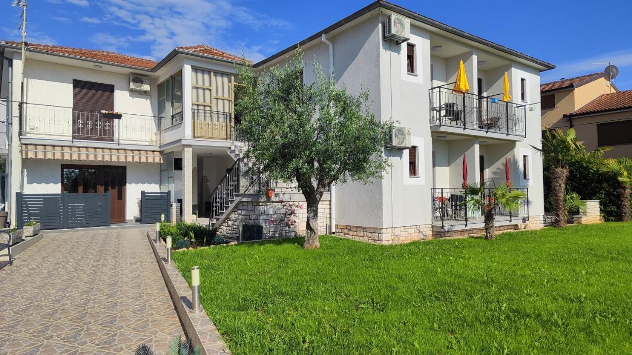 Viktor Rooms And Apartments 로비니 외부 사진