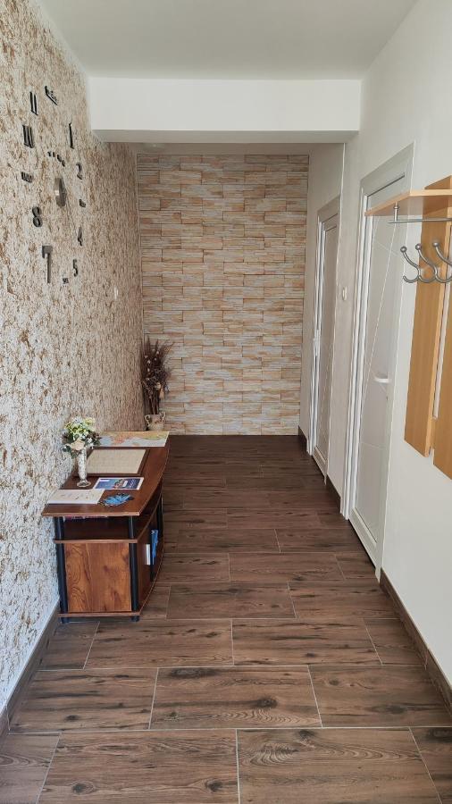 Viktor Rooms And Apartments 로비니 외부 사진